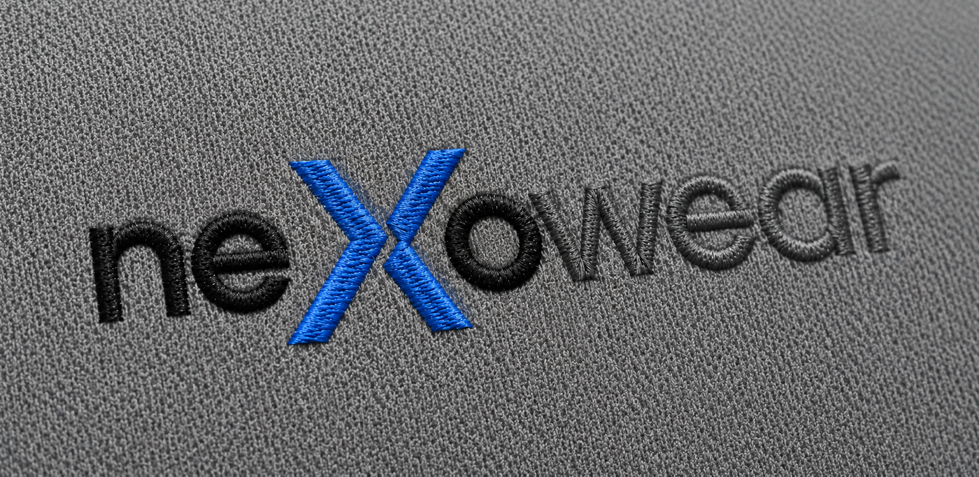 Detalle de bordado del logo NexoWear sobre tela - bordado de alta calidad
