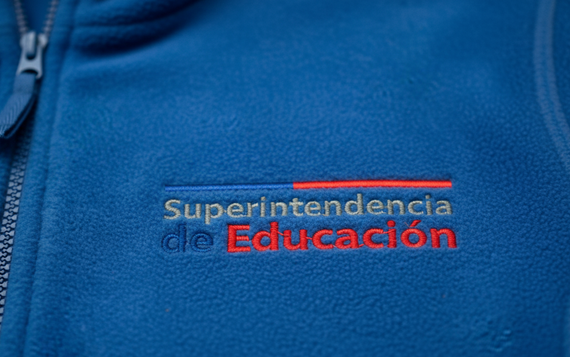 Bordado del logo Superintendencia de Educación sobre polar corporativo NexoWear