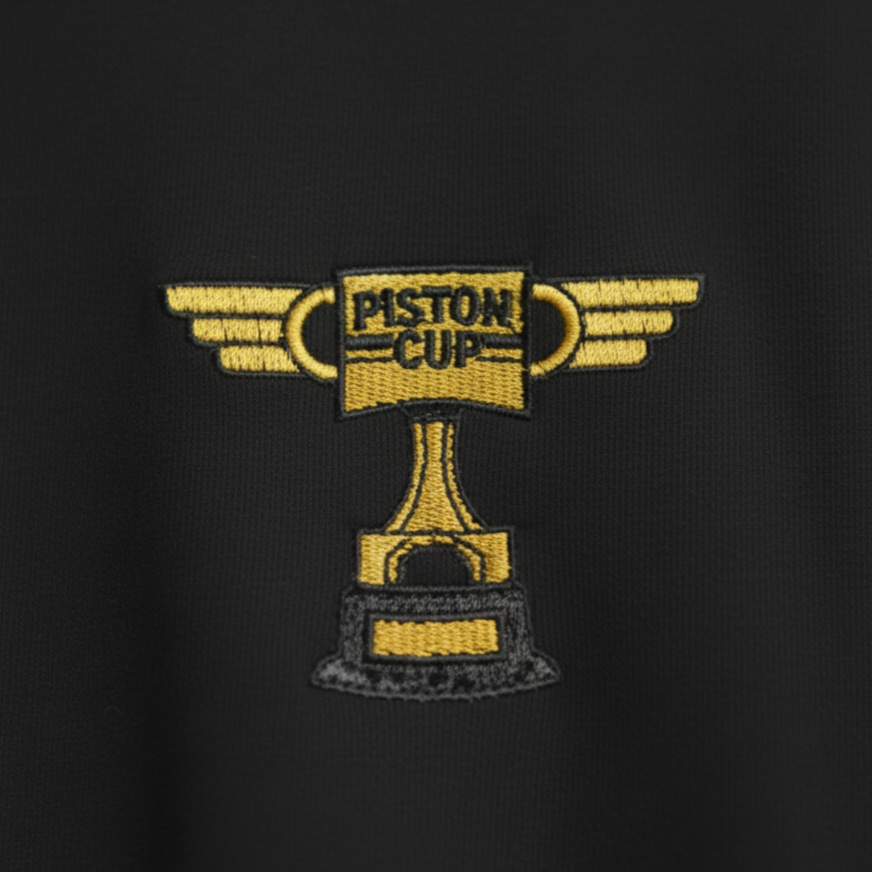 Polera Copa Pistón Cars bordada detalle diseño