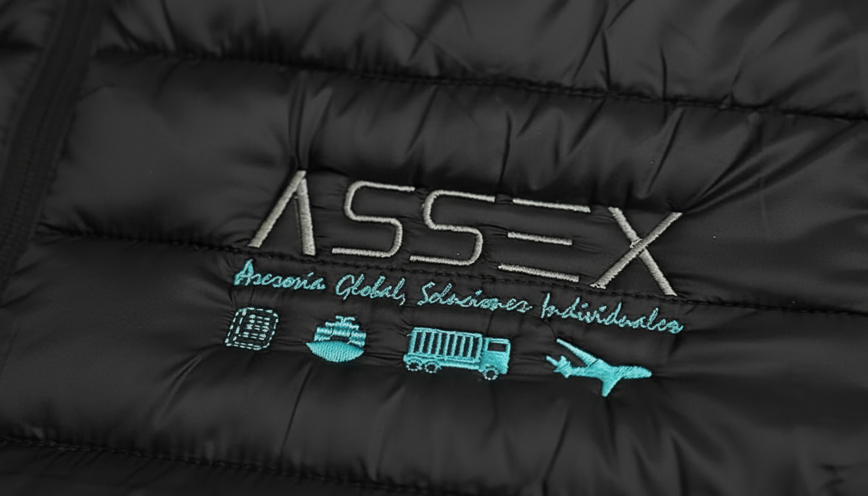 Bordado del logo Assex sobre parka corporativa NexoWear