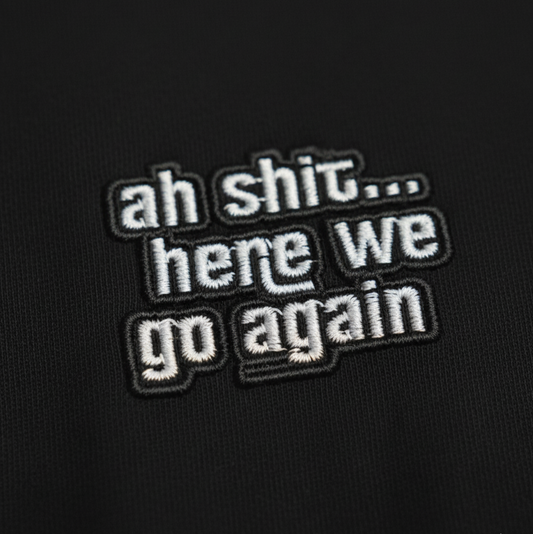 Detalle del bordado GTA en polera personalizada - Nexowear.cl