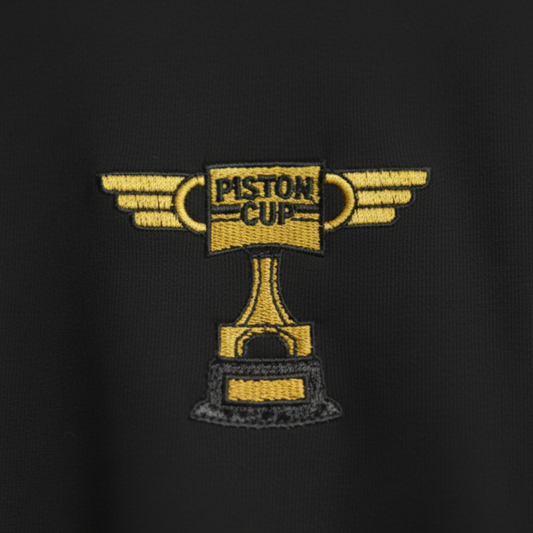 Detalle del bordado Copa Pistón de Cars en polera - Nexowear.cl