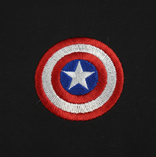 Detalle del bordado de Capitán América en polerón - Nexowear.cl