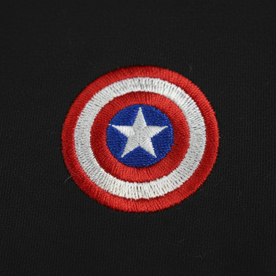 Detalle del bordado de Capitán América en polerón - Nexowear.cl