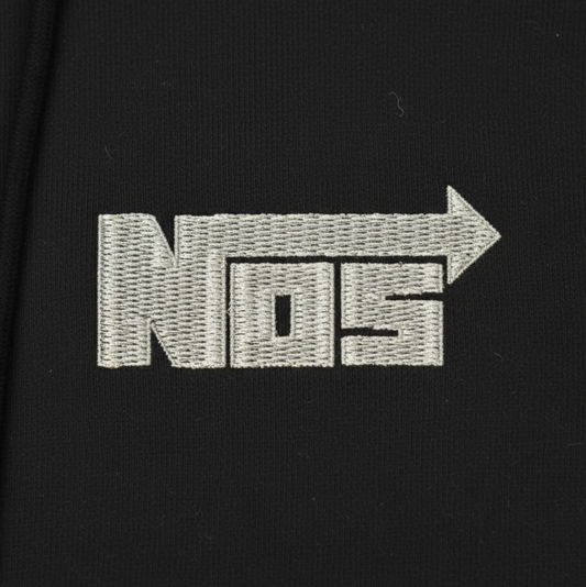Detalle del bordado NOS en polerón personalizado - Nexowear.cl