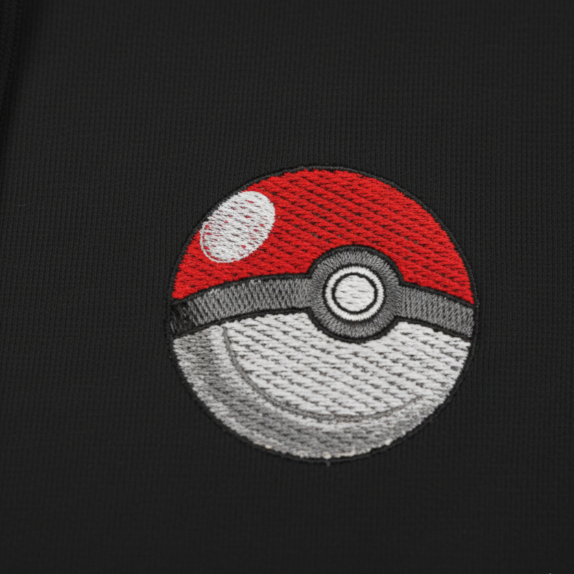 Polerón bordado Pokébola (Pokémon) personalizado - detalle del bordado - Nexowear.cl